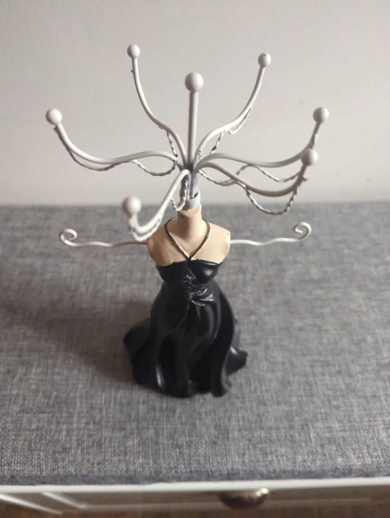 Dress-Shaped Jewelry Stand image indicator(3)