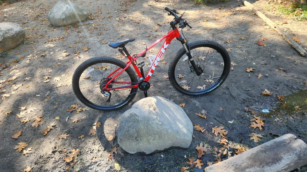 Trek Marlin 7Mountain Bike - Red image indicator(2)