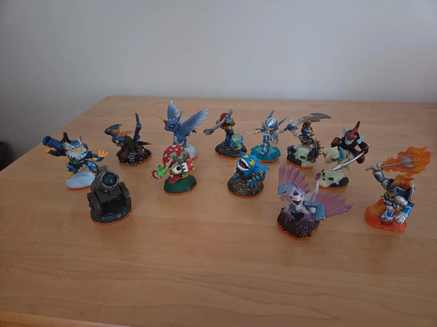Skylanders Giants ( 12 Figures) thumbnail