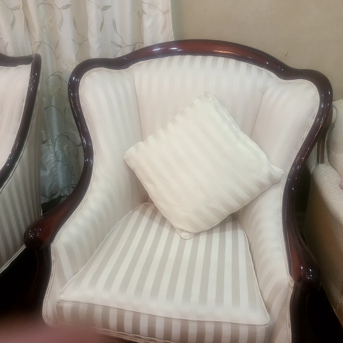 Antique Style Sofa Set - Loveseat, Sofa, Chair & Table image indicator(6)