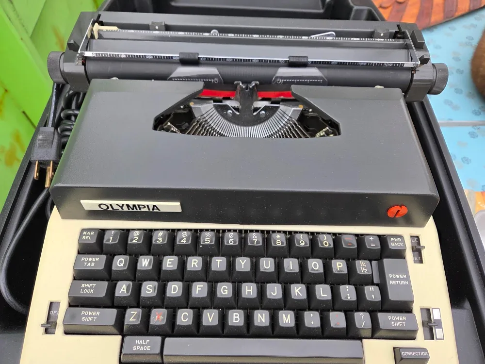 Olympia X-L12 Vintage Typewriter with Case image indicator(3)