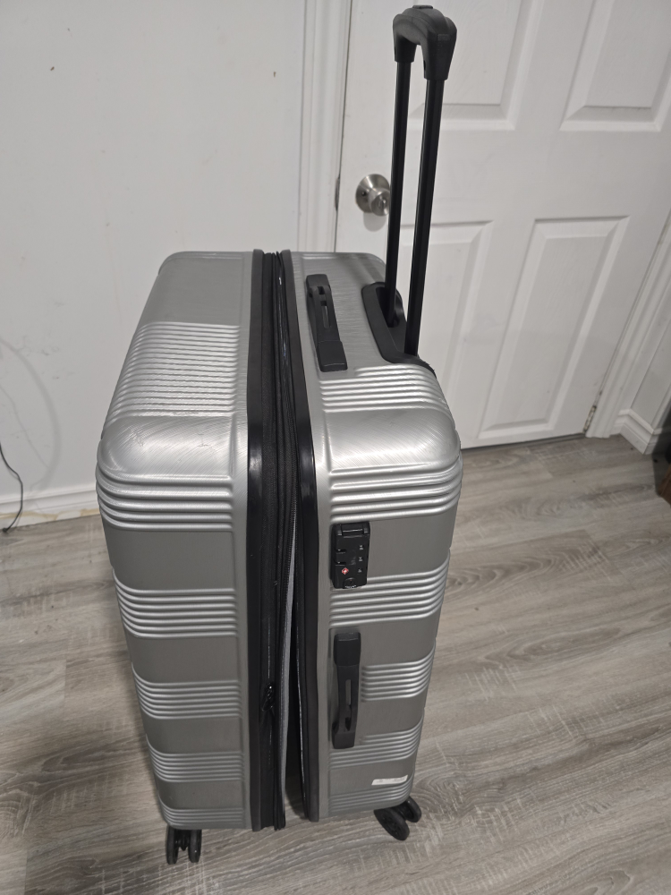 Large Travel Luggage for Sale. (Kingsto Ontario) - photo 4