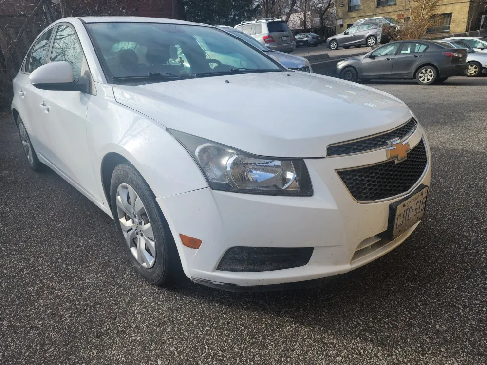 White Chevrolet Cruze LT image indicator(2)