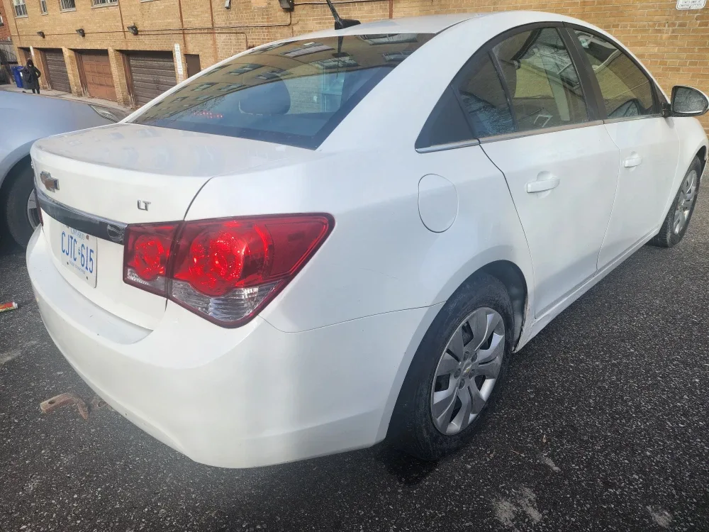 White Chevrolet Cruze LT image indicator(3)