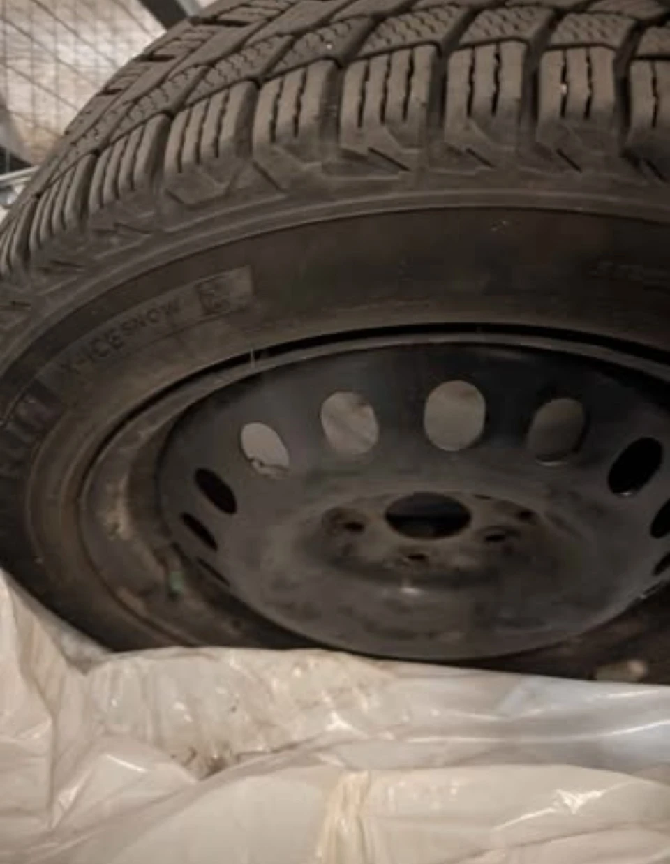 Winter Tires with Rims: Michelin X-Ice Snow Tires 225/50R17