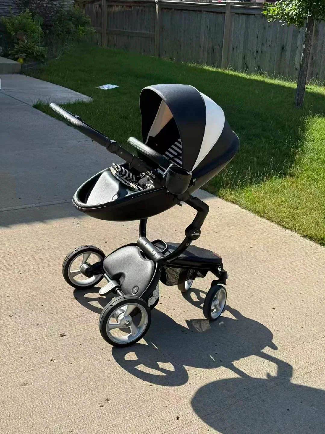 Mima Xari Stroller - Black and White