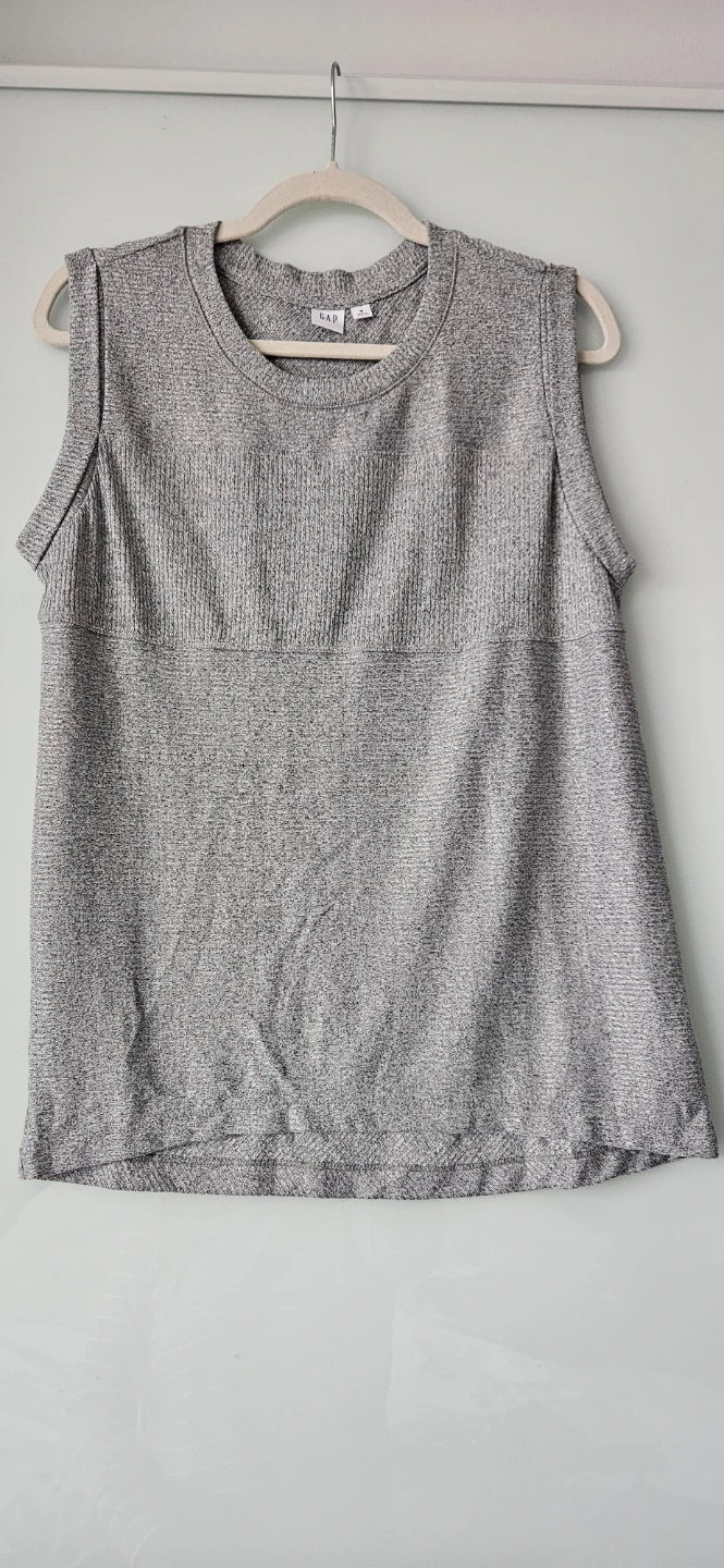 Brand new GAP Sleeveless Sweater Top - Size M