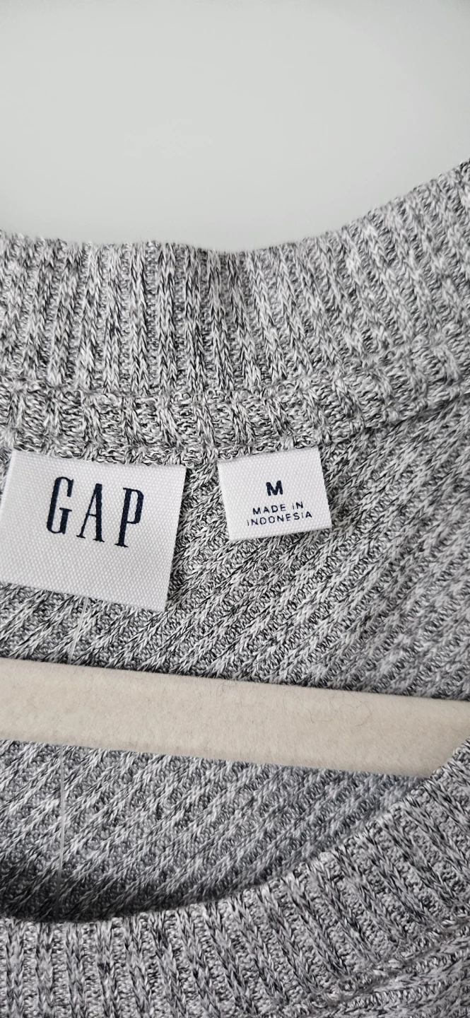 Brand new GAP Sleeveless Sweater Top - Size M - photo 2