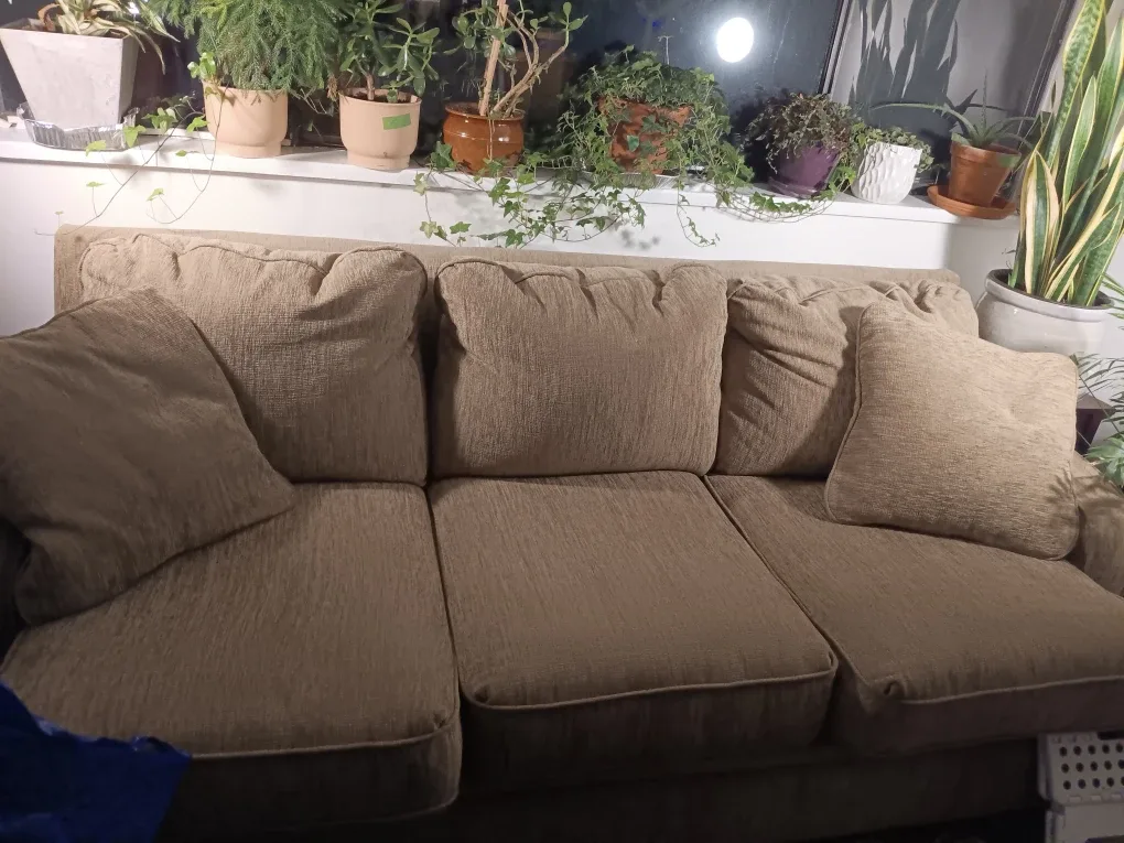 Comfortable 3-Seater Sofa hide a bed