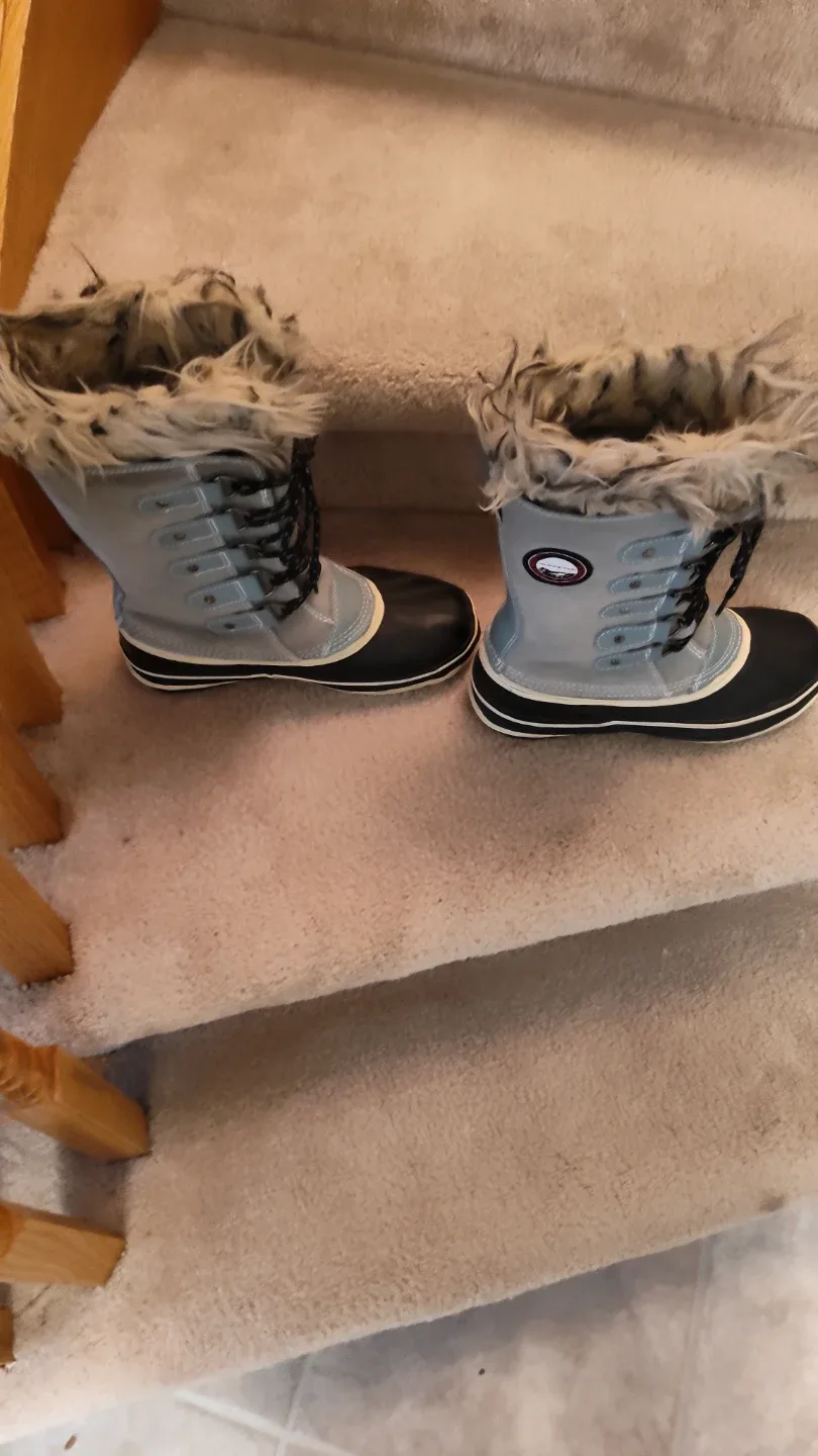 Women's Snow Boots, Size 8 image indicator(2)