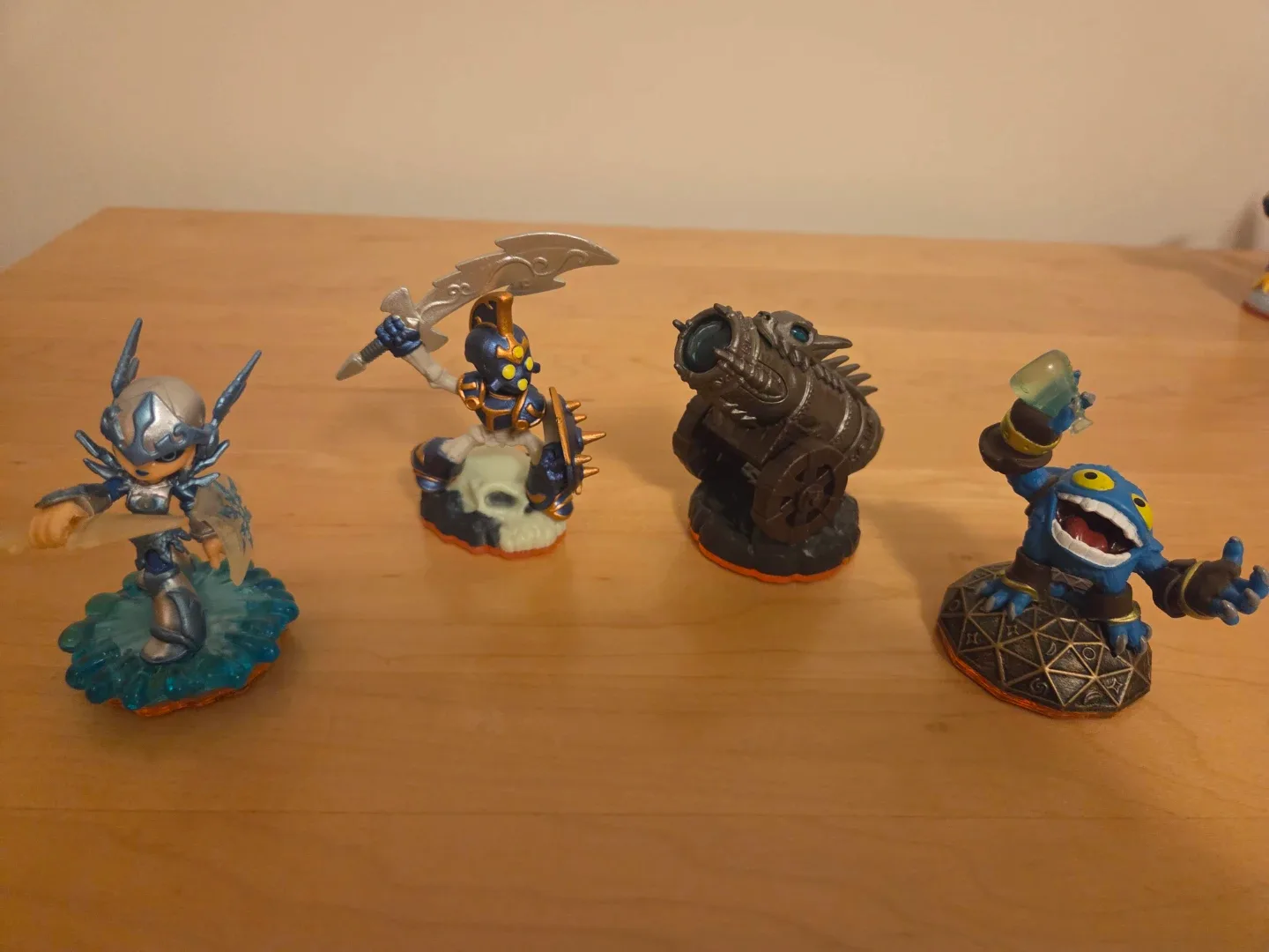 Skylanders Giants ( 12 Figures) image indicator(3)