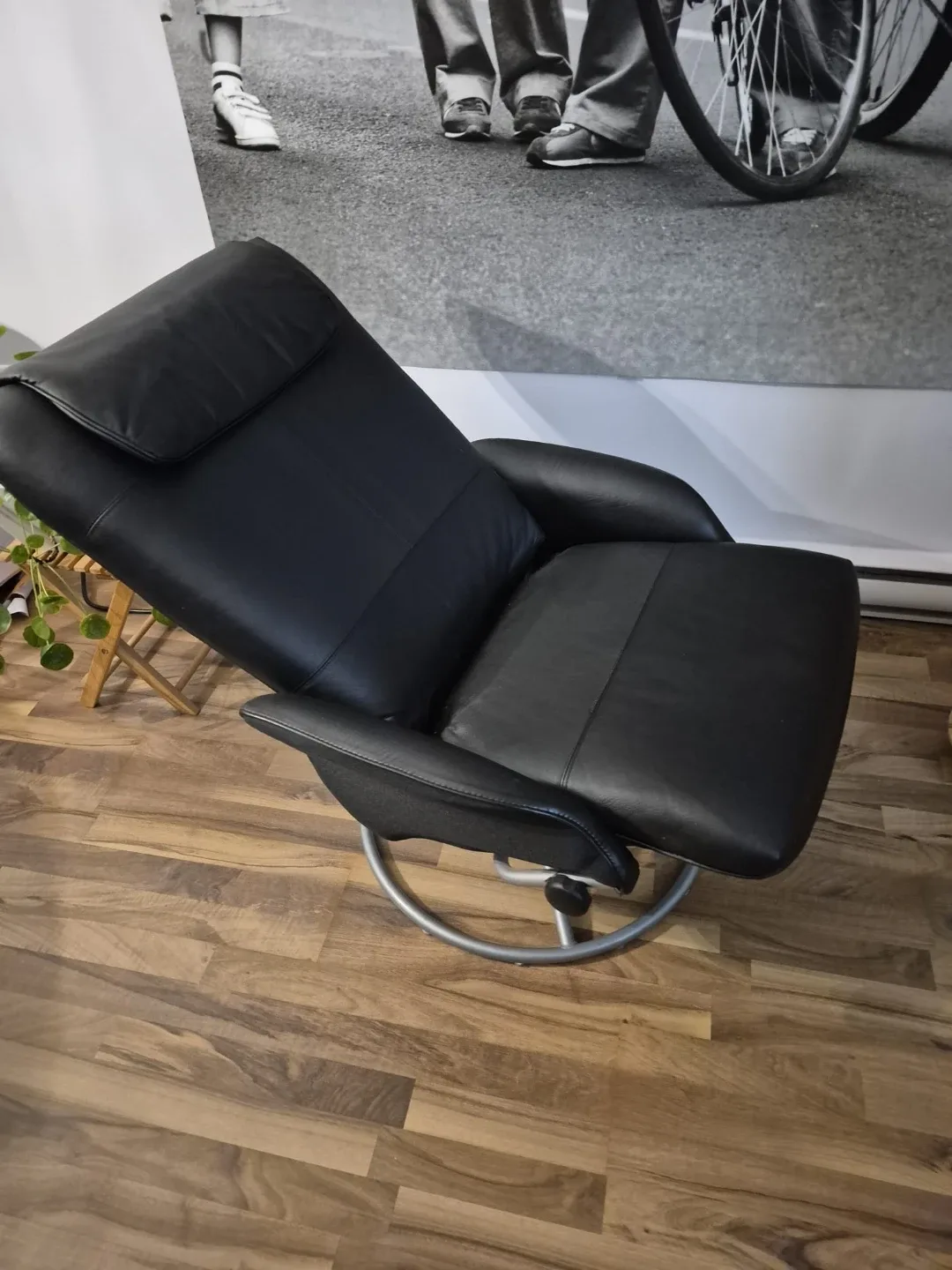 Black Leather Swivel Recliner Chair image indicator(4)