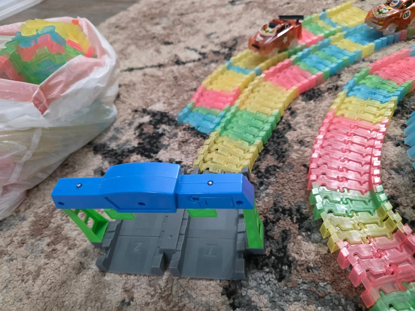 Twister Tracks Glow Race Track Set image indicator(4)