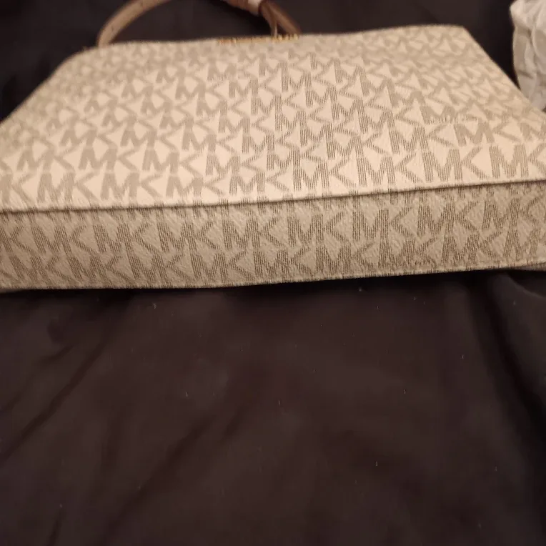 Michael Kors Crossbody Bag image indicator(5)