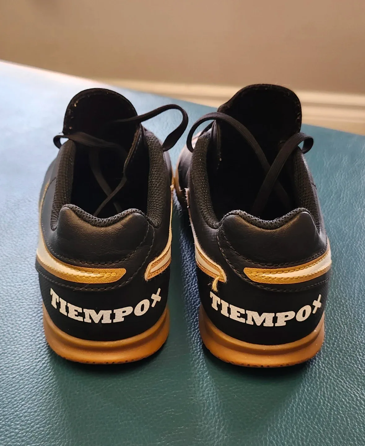 Kids boys Nike TiempoX Indoor Soccer Shoes - Size 2.5Y image indicator(4)