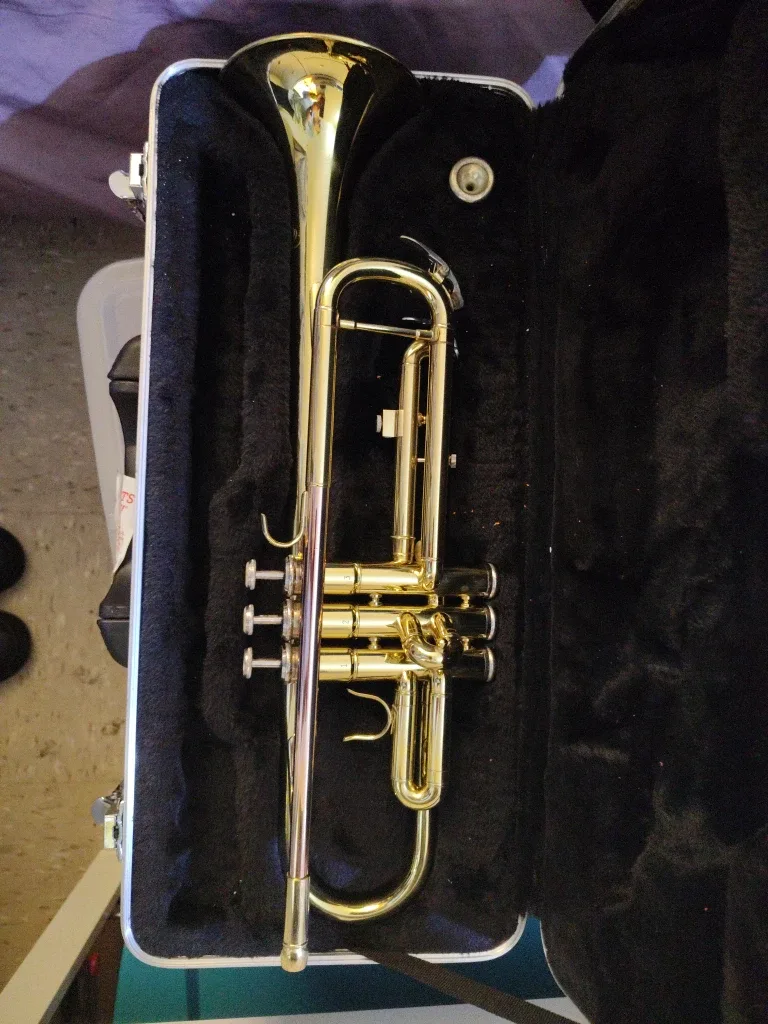 Yamaha Ytr 2330 Standard Bb trumpet in case