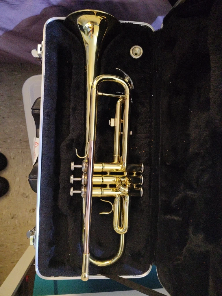 Yamaha Ytr 2330 Standard Bb trumpet in case