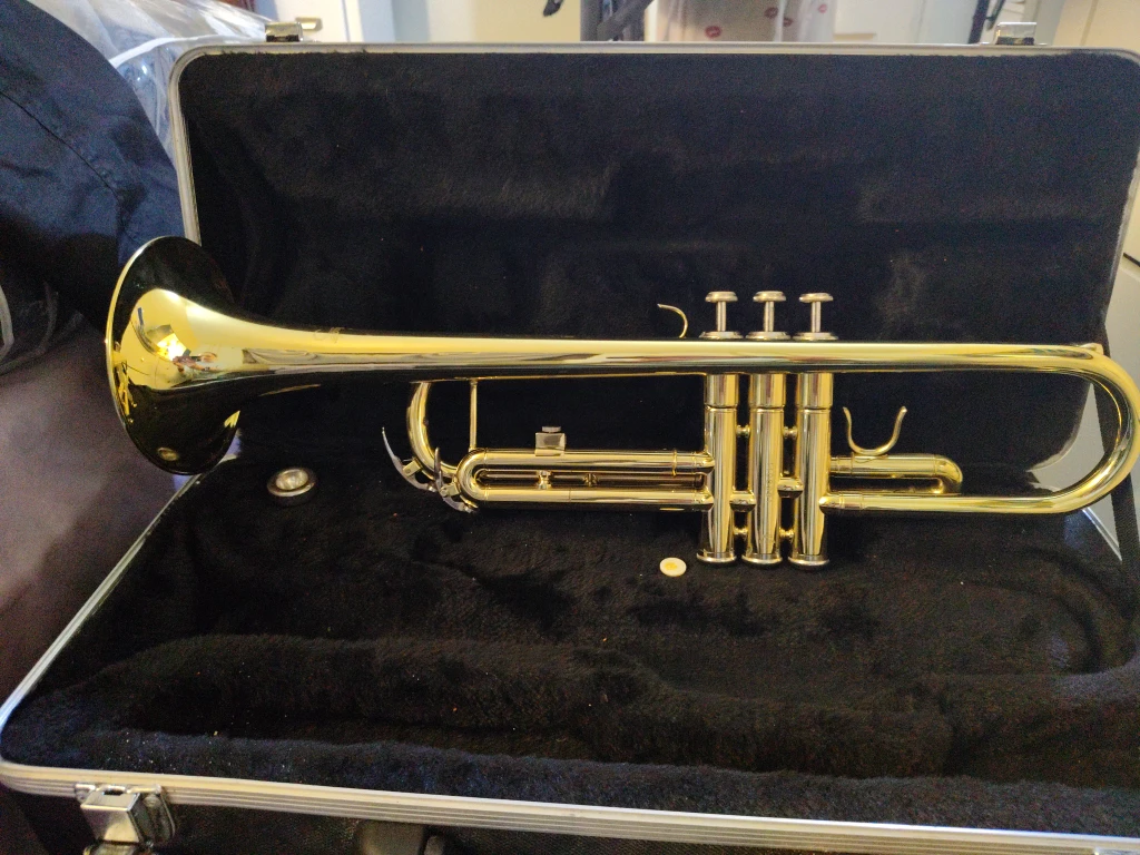 Yamaha Ytr 2330 Standard Bb trumpet in case - photo 2