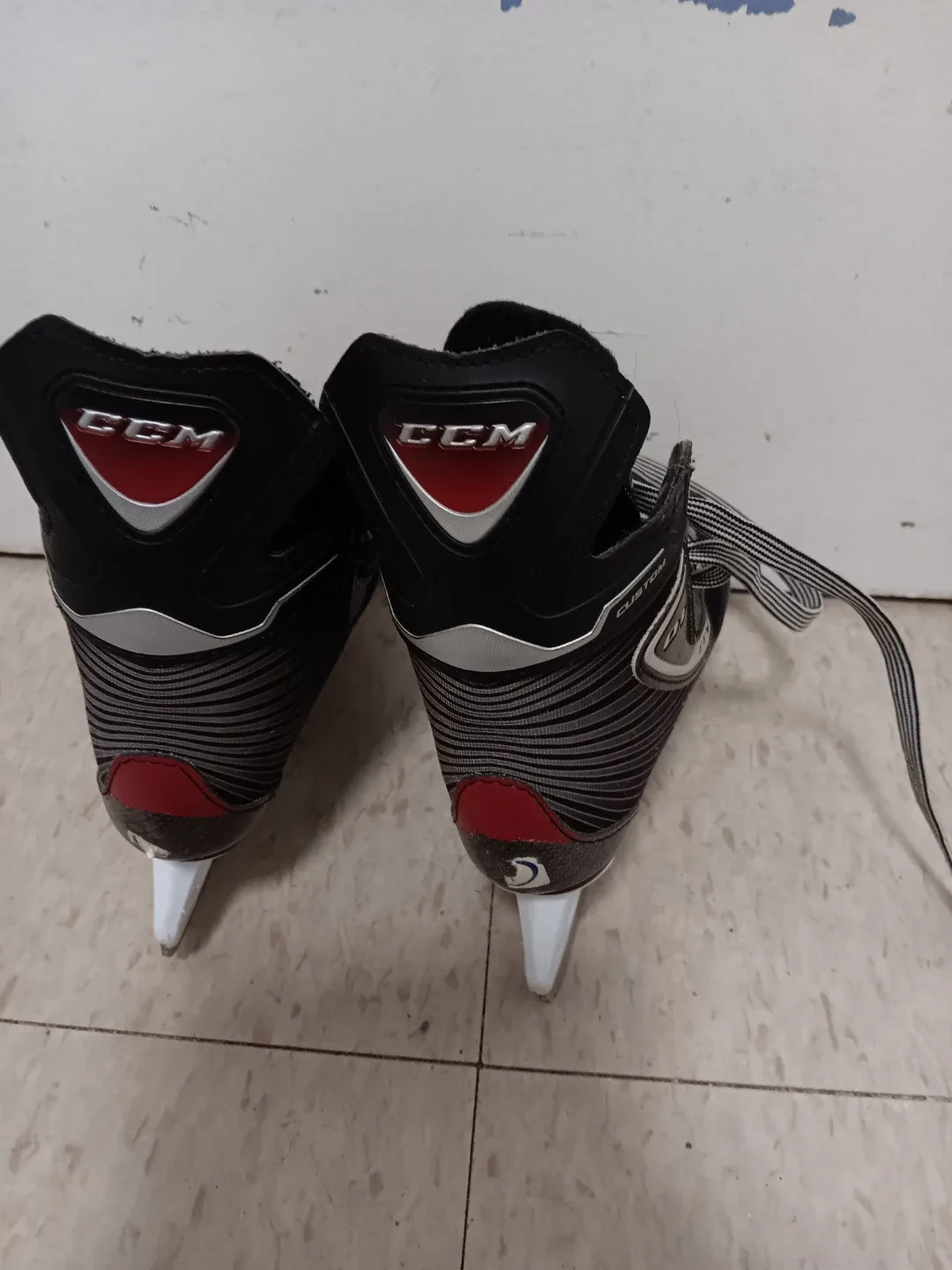 CCM kids Custom Ice Skates image indicator(2)
