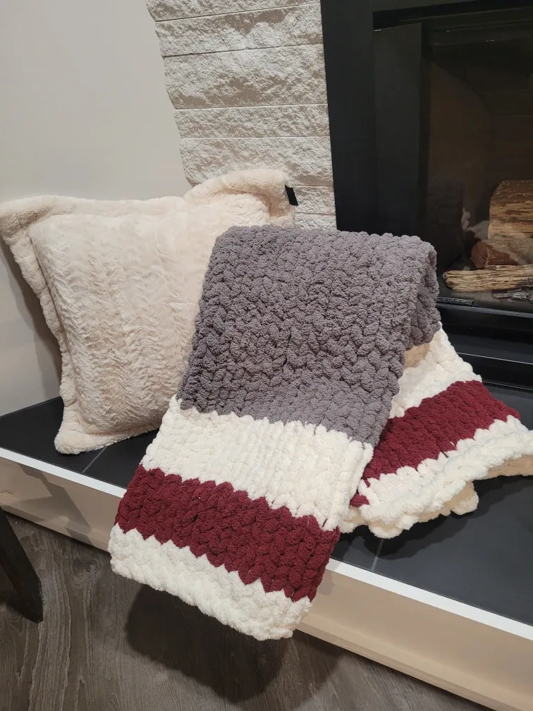 Chunky Knit  Blankets image indicator(3)