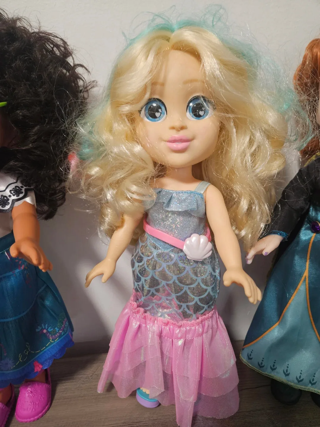 Disney Frozen & Encanto Dolls image indicator(2)