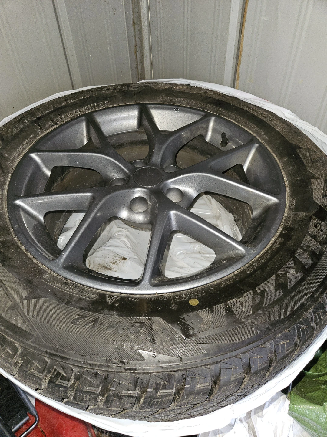 Bridgestone Blizzak 245/60R18 Winter Tire