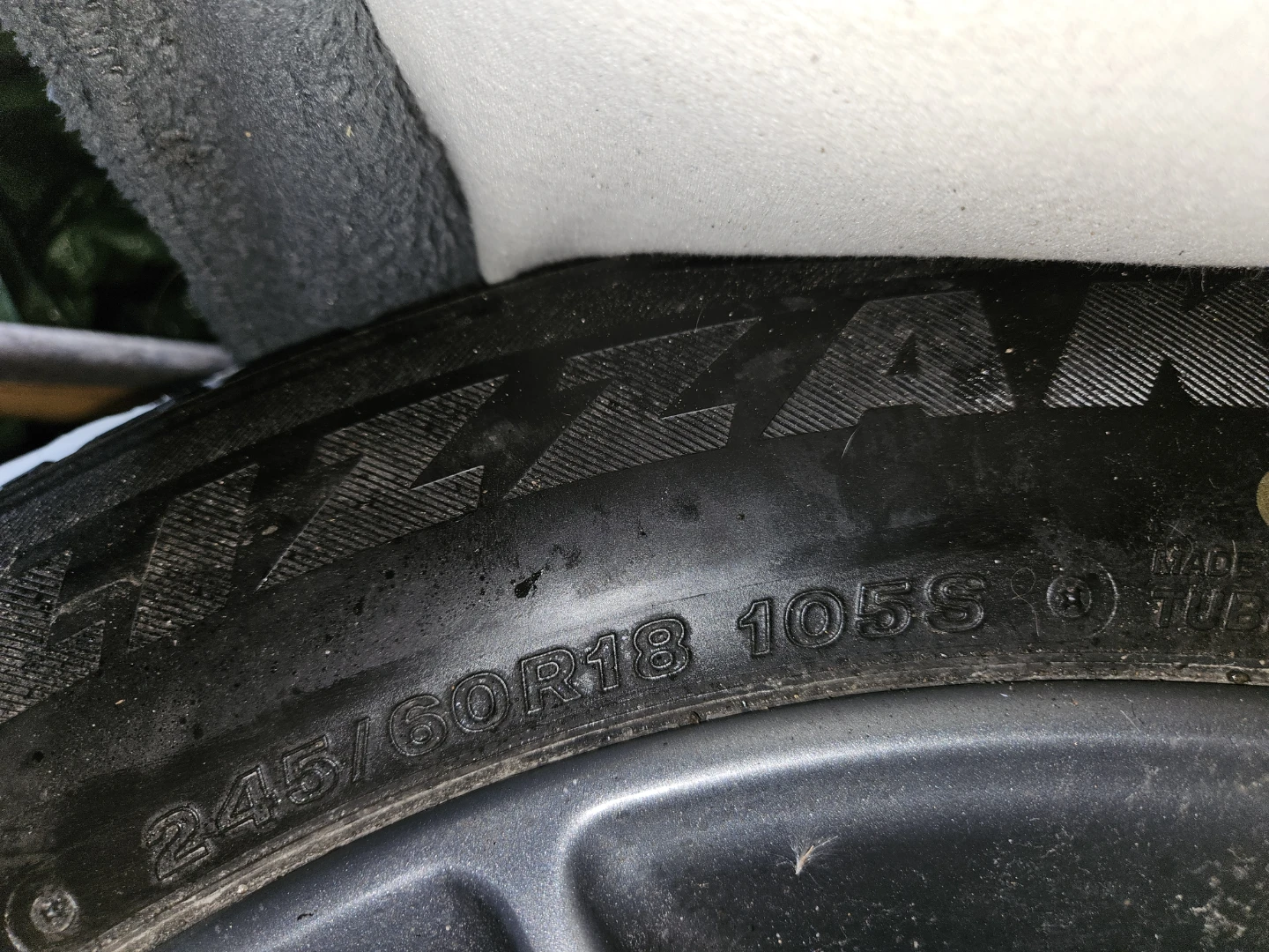 Bridgestone Blizzak 245/60R18 Winter Tire - photo 2