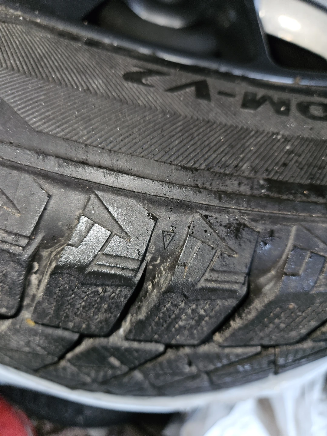 Bridgestone Blizzak 245/60R18 Winter Tire - photo 5