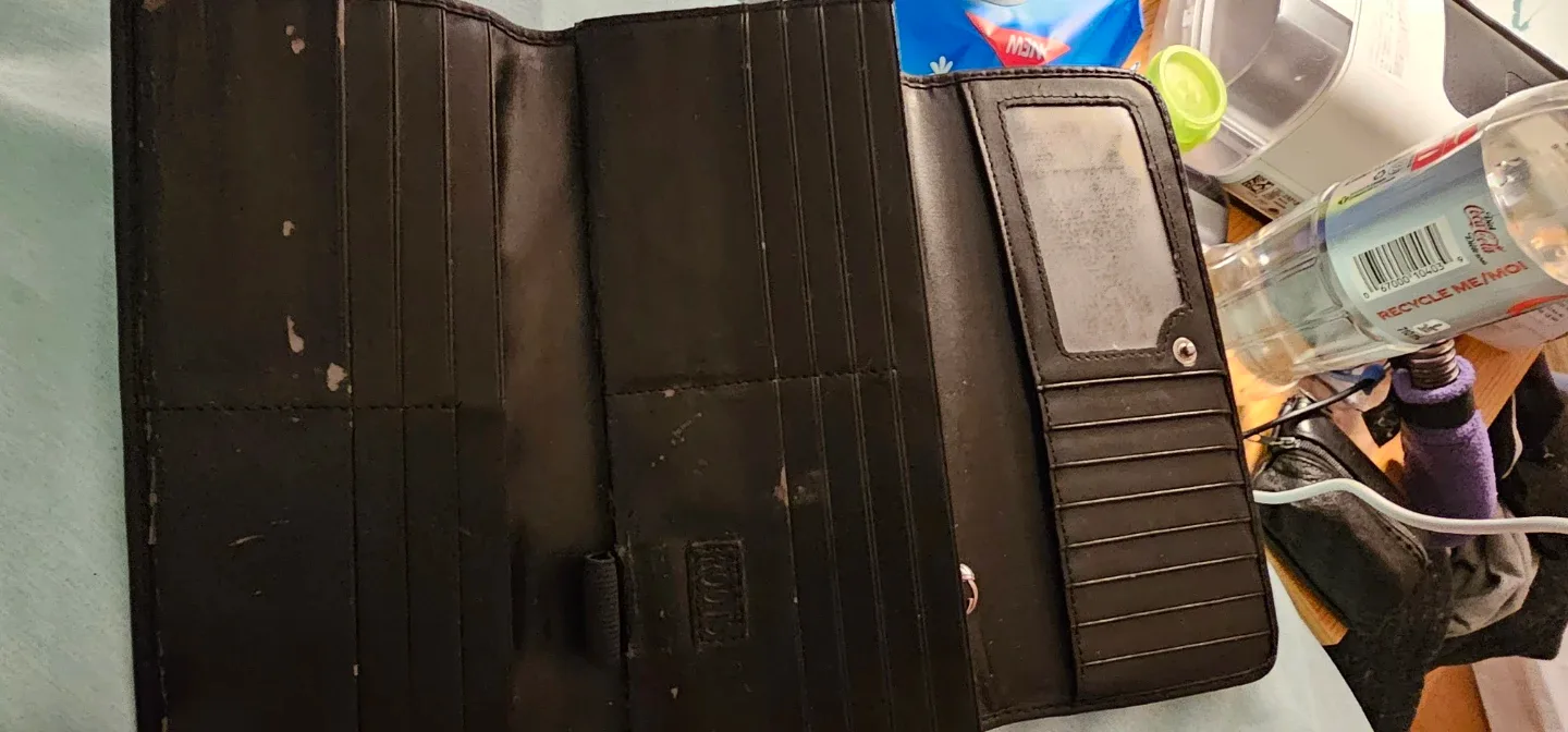 Woman's Wallet image indicator(2)