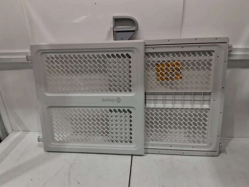 Safety 1st Lift, Lock and Swing Dual-Mode Gate -28" - 42"- image indicator(3)