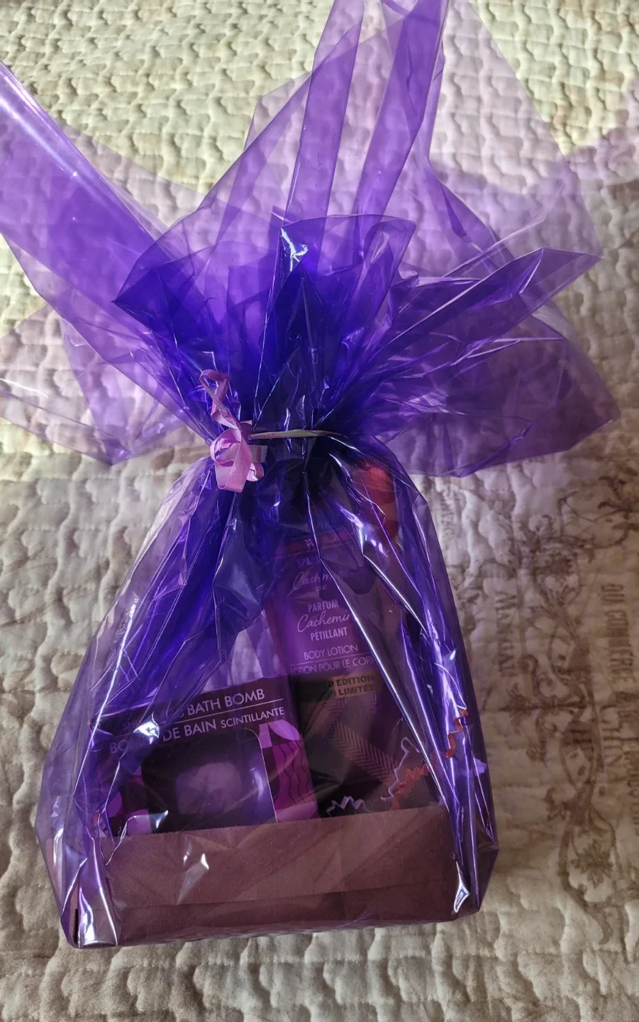 Spa  Gift Set (body lotion & bath bomb)