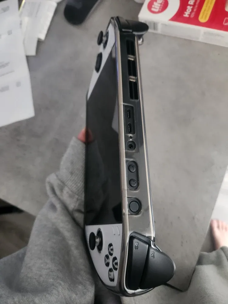 Lenovo Legion Go s 8" 120Hz Gaming Handheld - AMD Ryzen image indicator(2)