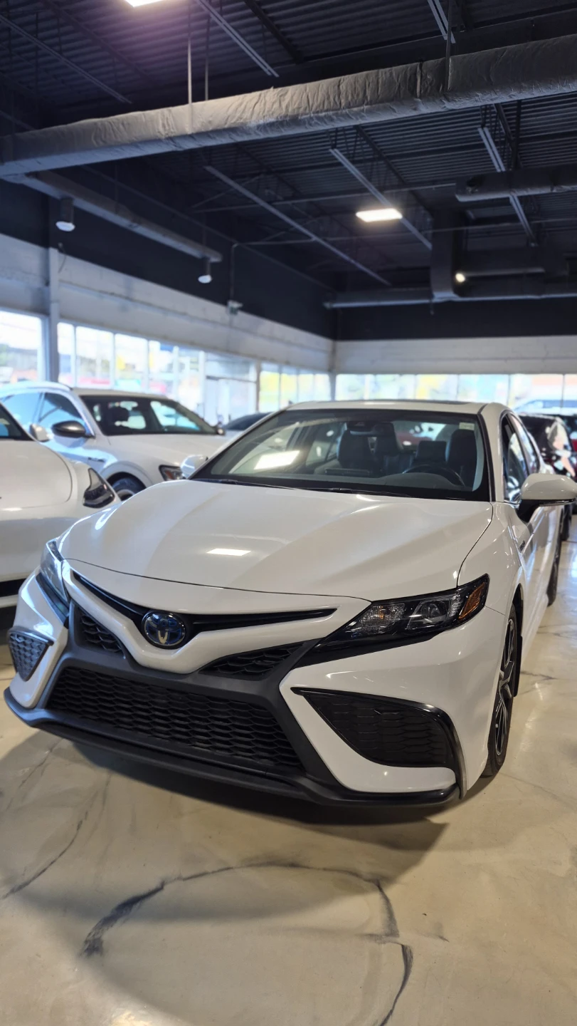 Toyota Camry SE Hybrid - White