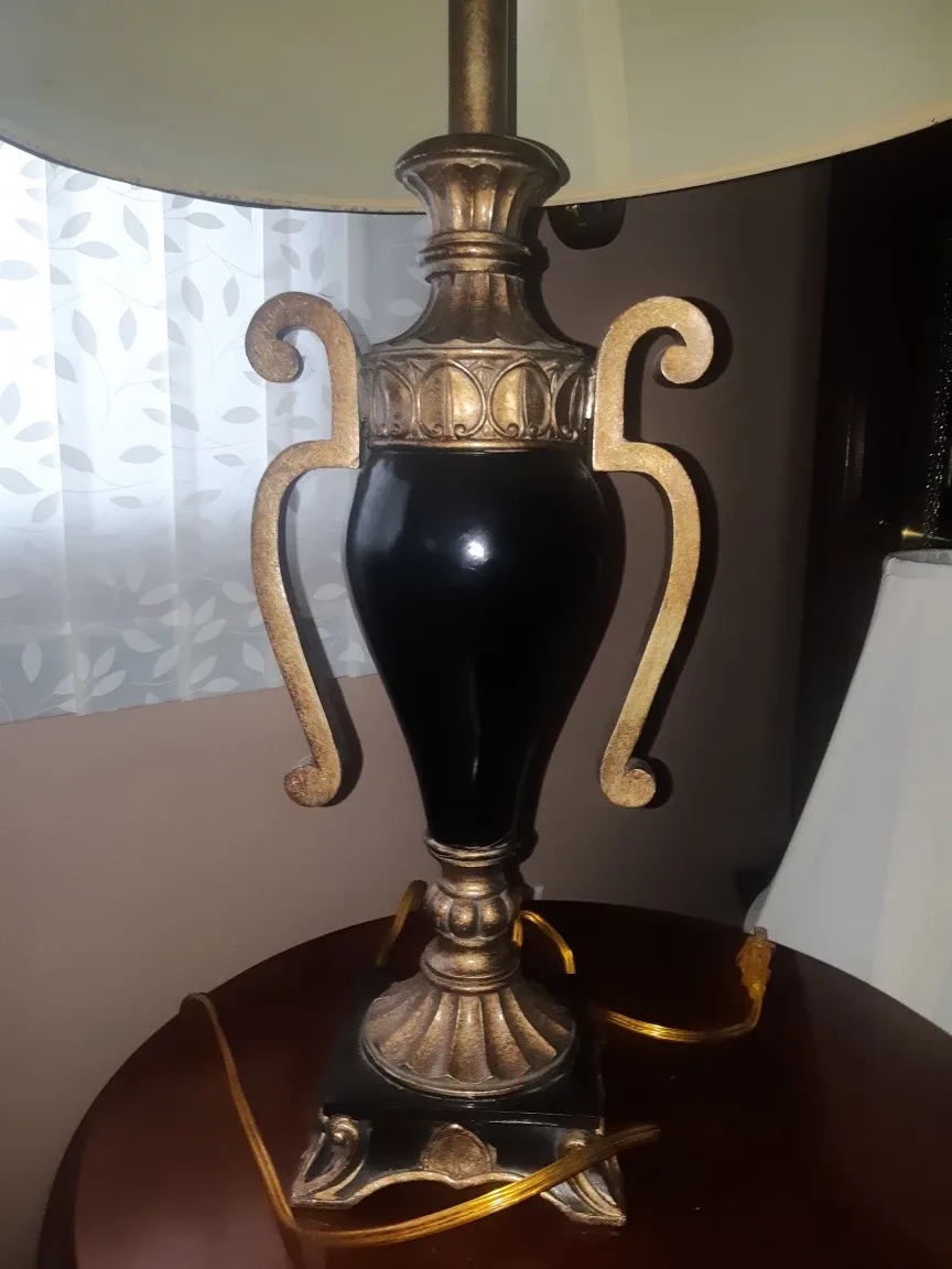 Elegant Black & Gold Accent Table Lamp image indicator(2)