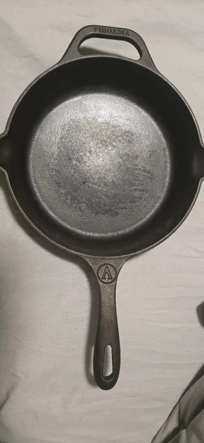Victoria 10" Cast Iron Skillet