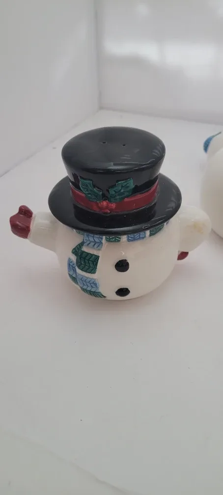 Snowman Ceramic Ensemble Salt & Pepper Shakers image indicator(8)