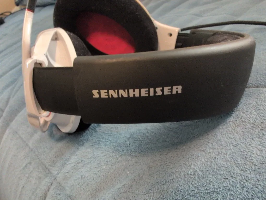 Sennheiser Headphones - White & Black image indicator(2)
