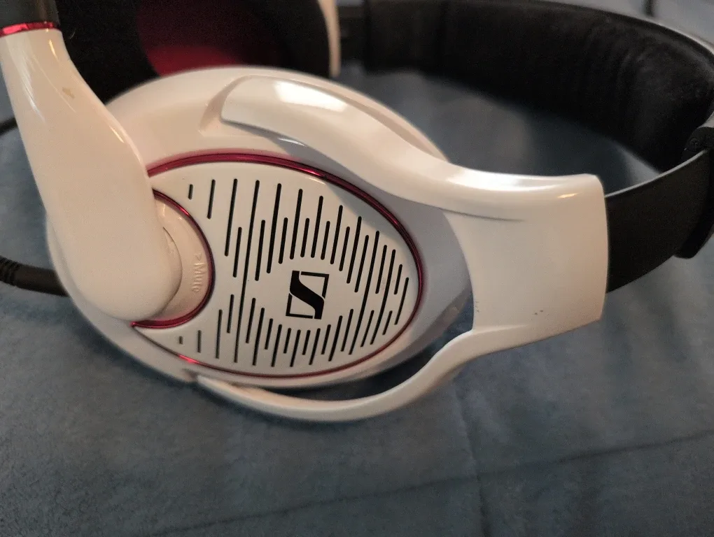 Sennheiser Headphones - White & Black image indicator(3)