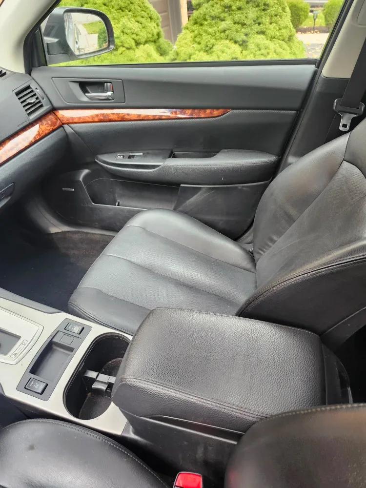 Silver Subaru Outback image indicator(5)