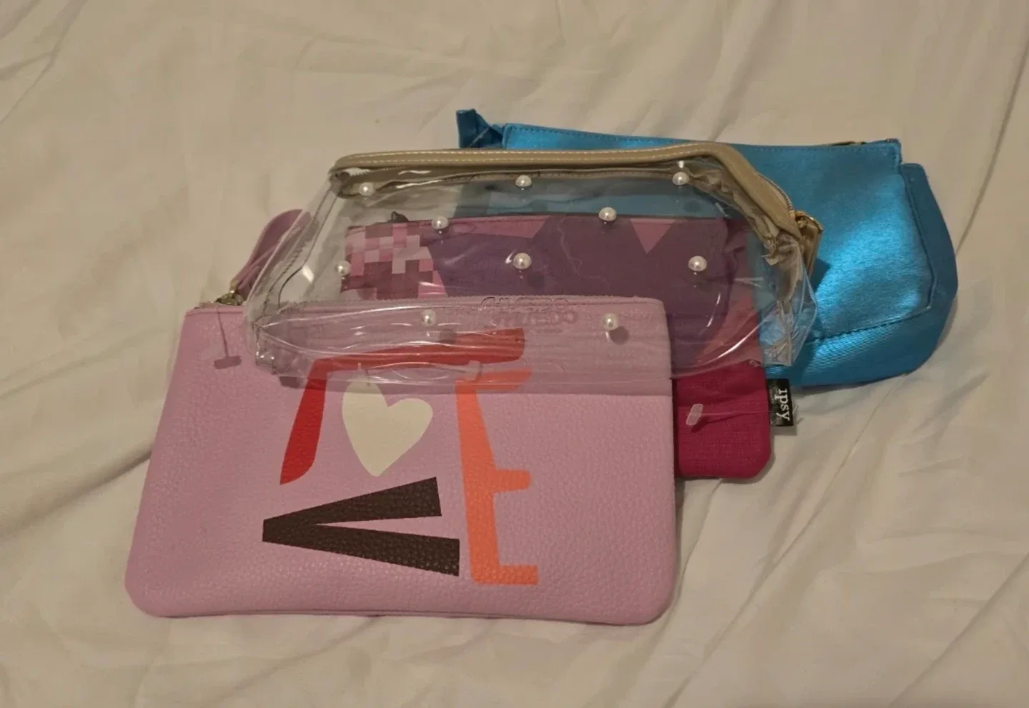 4 Cosmetic Bags: Ipsy, Shiseido & Estee Lauder more. image indicator(5)