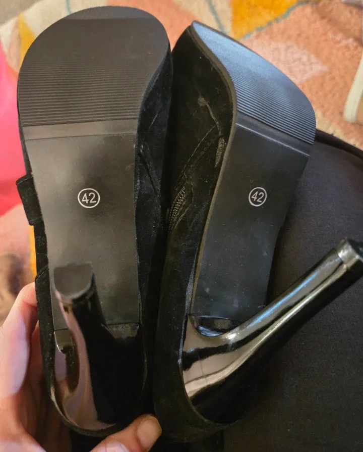 Brand new.Black Knee High Heel Boots - Size 42 image indicator(4)