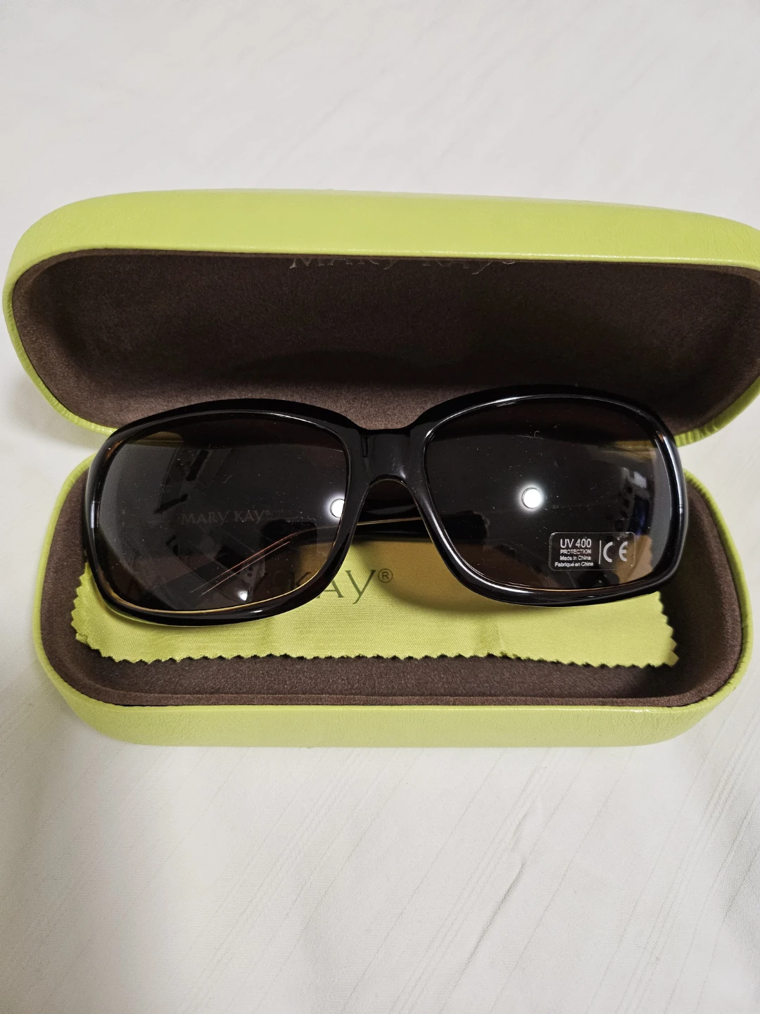 Mary Kay Sunglasses with Case - photo 2