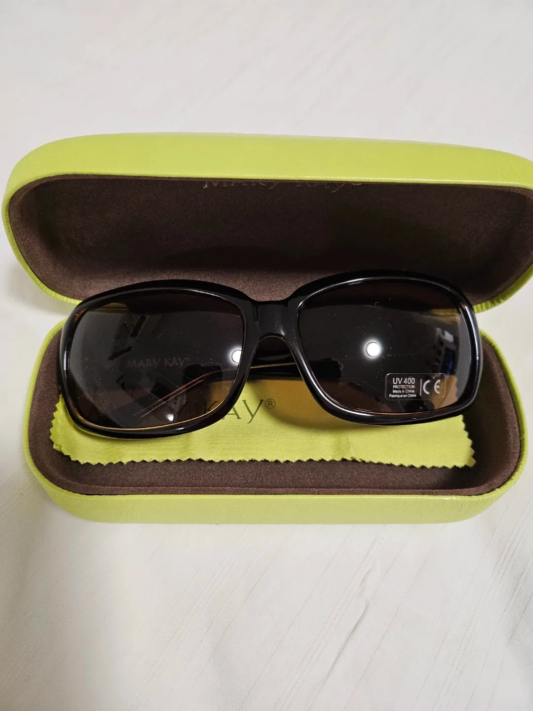 Mary Kay Sunglasses with Case image indicator(2)