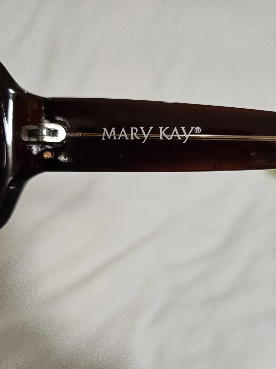 Mary Kay Sunglasses with Case - photo 3