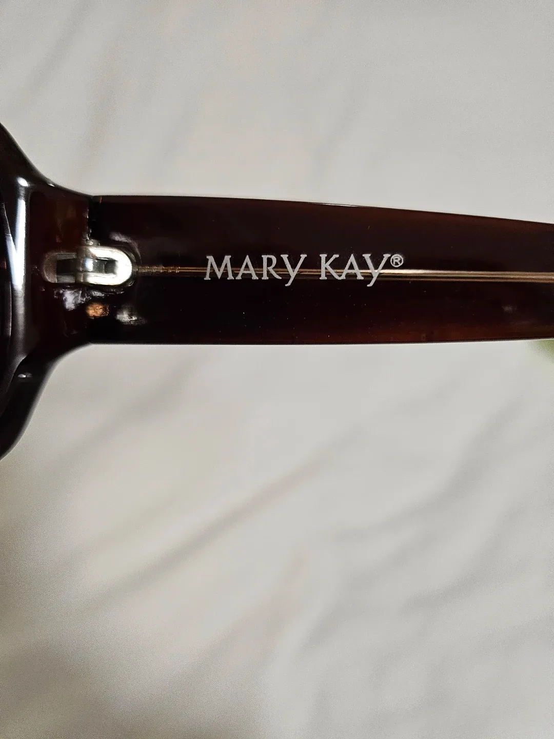 Mary Kay Sunglasses with Case image indicator(3)