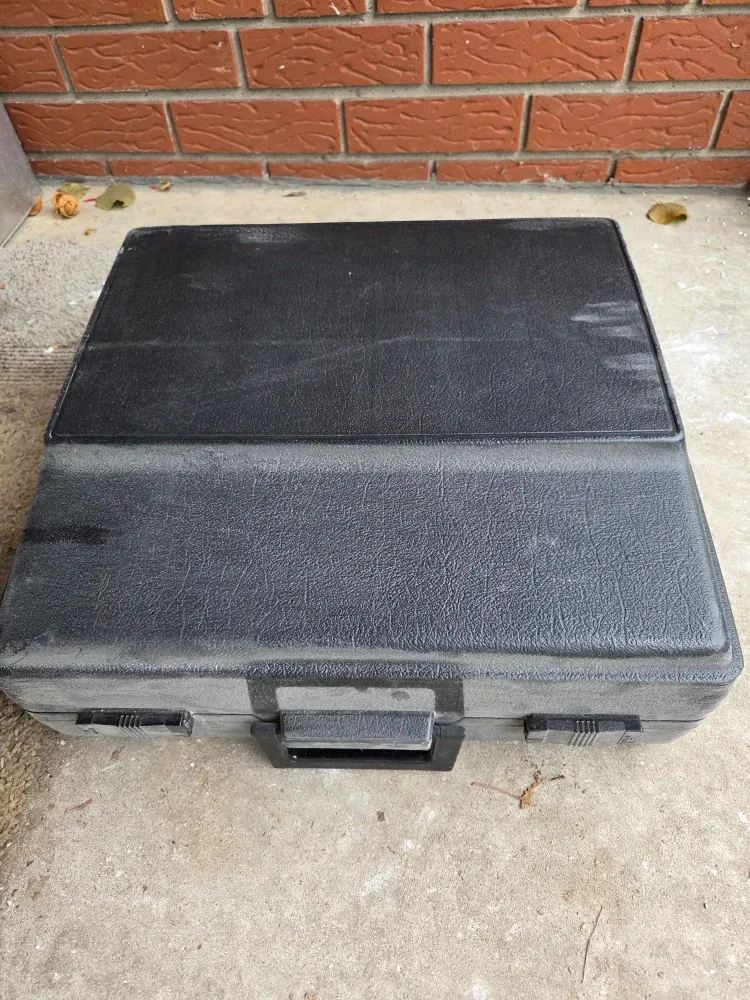 Olympia X-L12 Vintage Typewriter with Case image indicator(2)