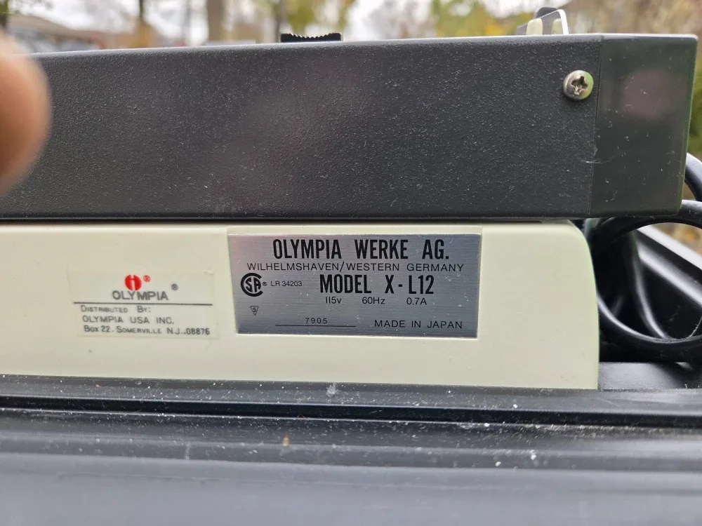 Olympia X-L12 Vintage Typewriter with Case image indicator(4)