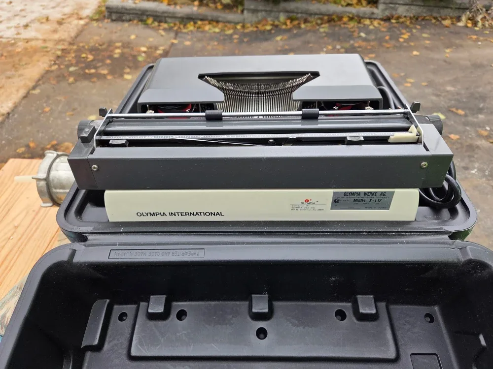 Olympia X-L12 Vintage Typewriter with Case image indicator(5)