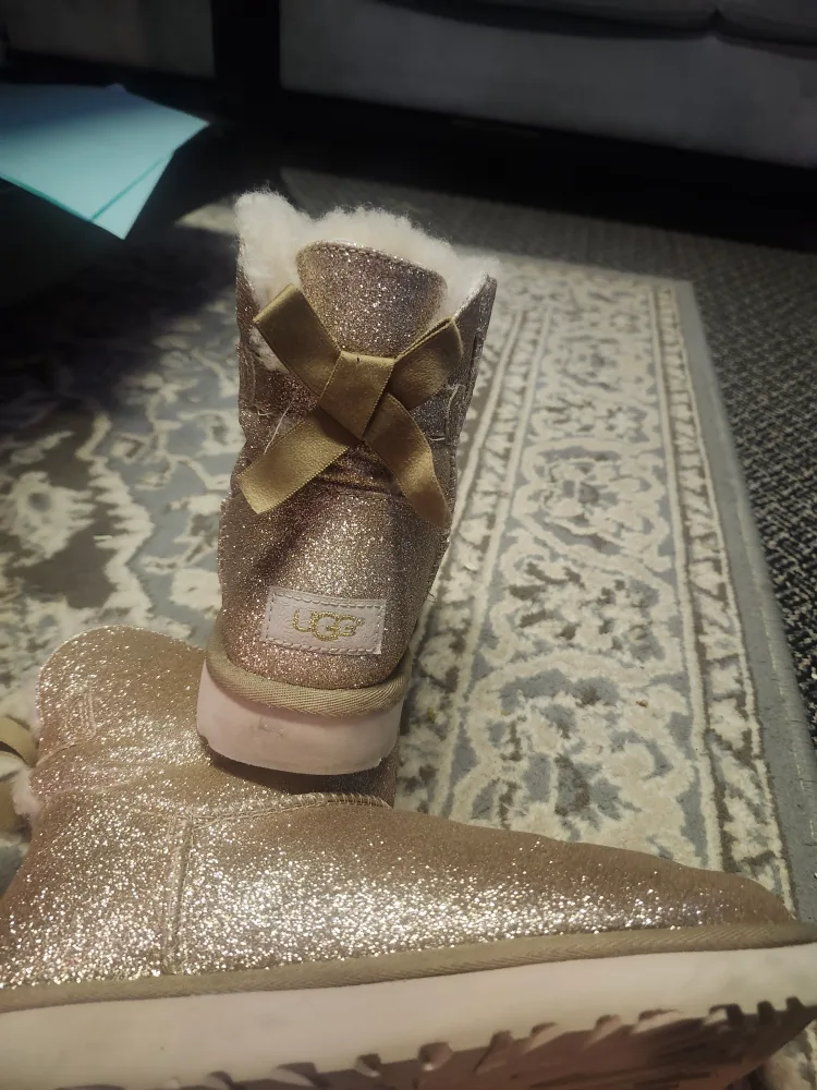 UGG ladied ' Gold Glitter Boots - Size 8 image indicator(5)