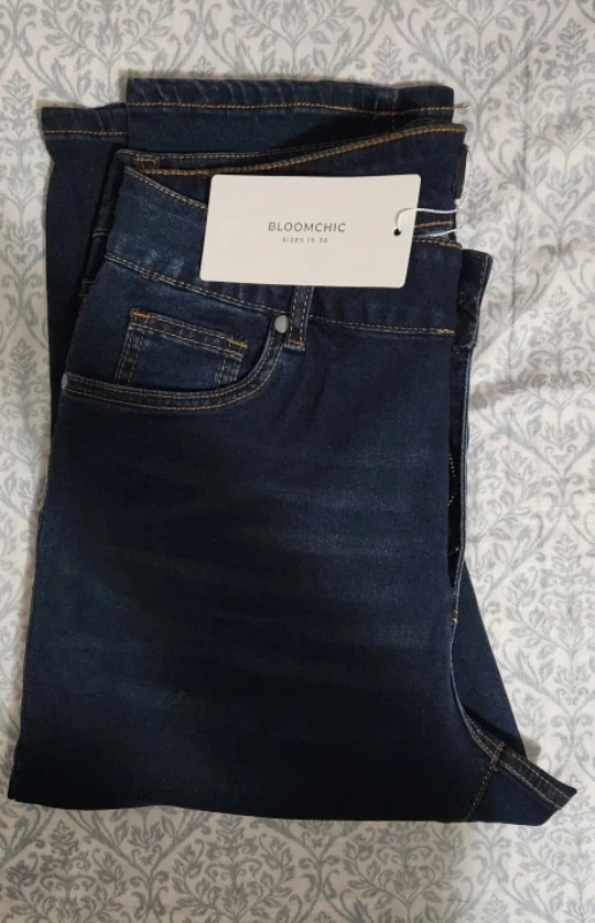 Bloomchic Dark Wash Denim Capri Pants - Size US 14 - photo 4